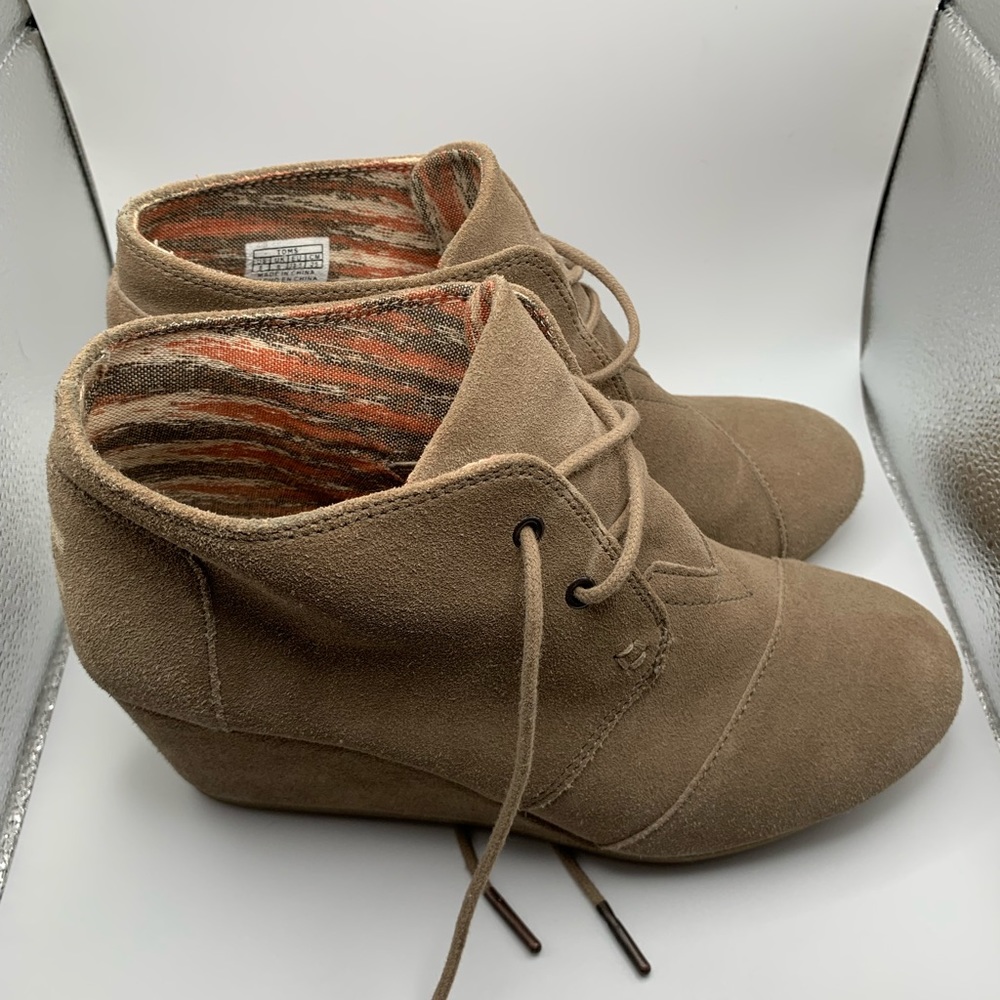 Size 8 Toms Desert wedge ankle booties in taupe